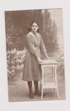 🌸 Photo femme vintage studio avec table basse et livre ouvert 🎀
