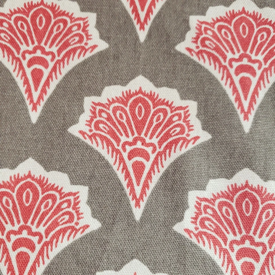 Tela de algodón tapizada con estampado de damasco y ciruela de vieira gris roja 54" por yarda Foto 2 de 4