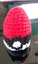 Handgestricktes Creme Ei Kuschelig/Halter im Bild von Pokeball