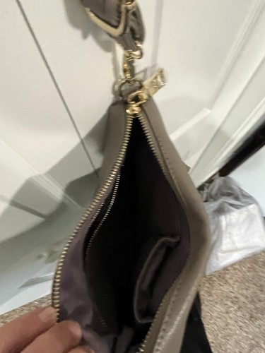 Women's BCBG Paris Tan/Beige Purse w/Shoulder Strap Mint Condition - Picture 4 of 4
