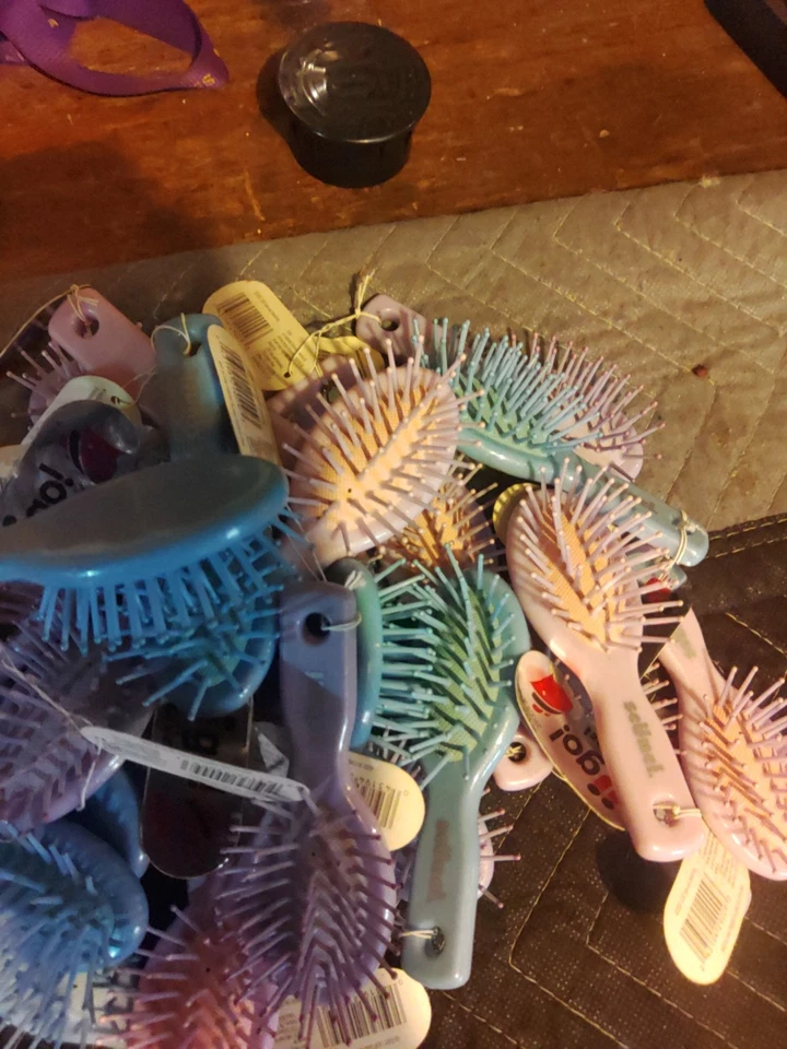 Lot Of 32 Scunci Mini Brushes New - Image 2 of 3