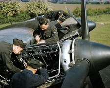 WWII BRITISH MECHANICS WITH HANDLEY PAGE HALIFAX MK II PHOTOGRAPH PHOTO PRINT