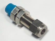 1 Swagelok Stainless Steel Bulkhead Connector, 1/4" Tube x 1/8" NPT, SS-400-11-2