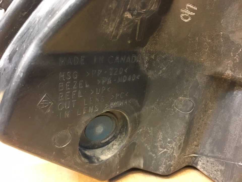 Faro lateral del pasajero Saturn Ion 2003-2007 sedán 2,2 L OEM General Motors Foto 2 de 4