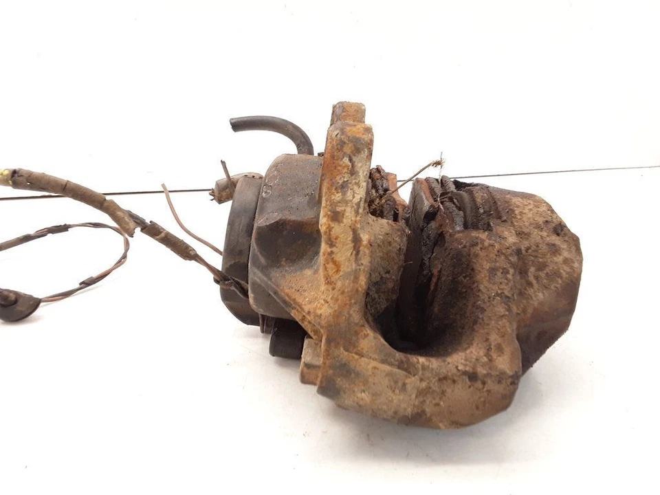 Mercedes-Benz W123 240D 53kW Diesel 1977 Front left brake caliper Foto 3 de 4