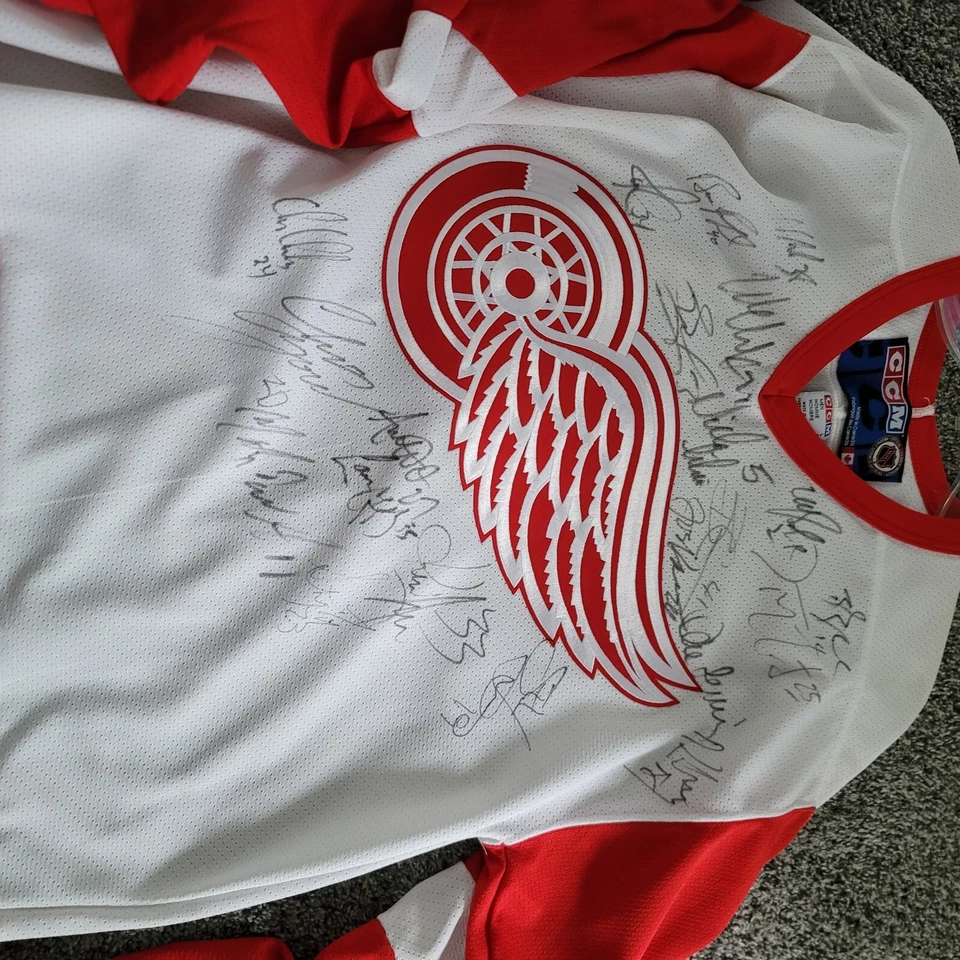 Detroit Hockey Legend Steve Yzerman Signed Autographed Jersey Large W/Full LOA - Image 4 of 4