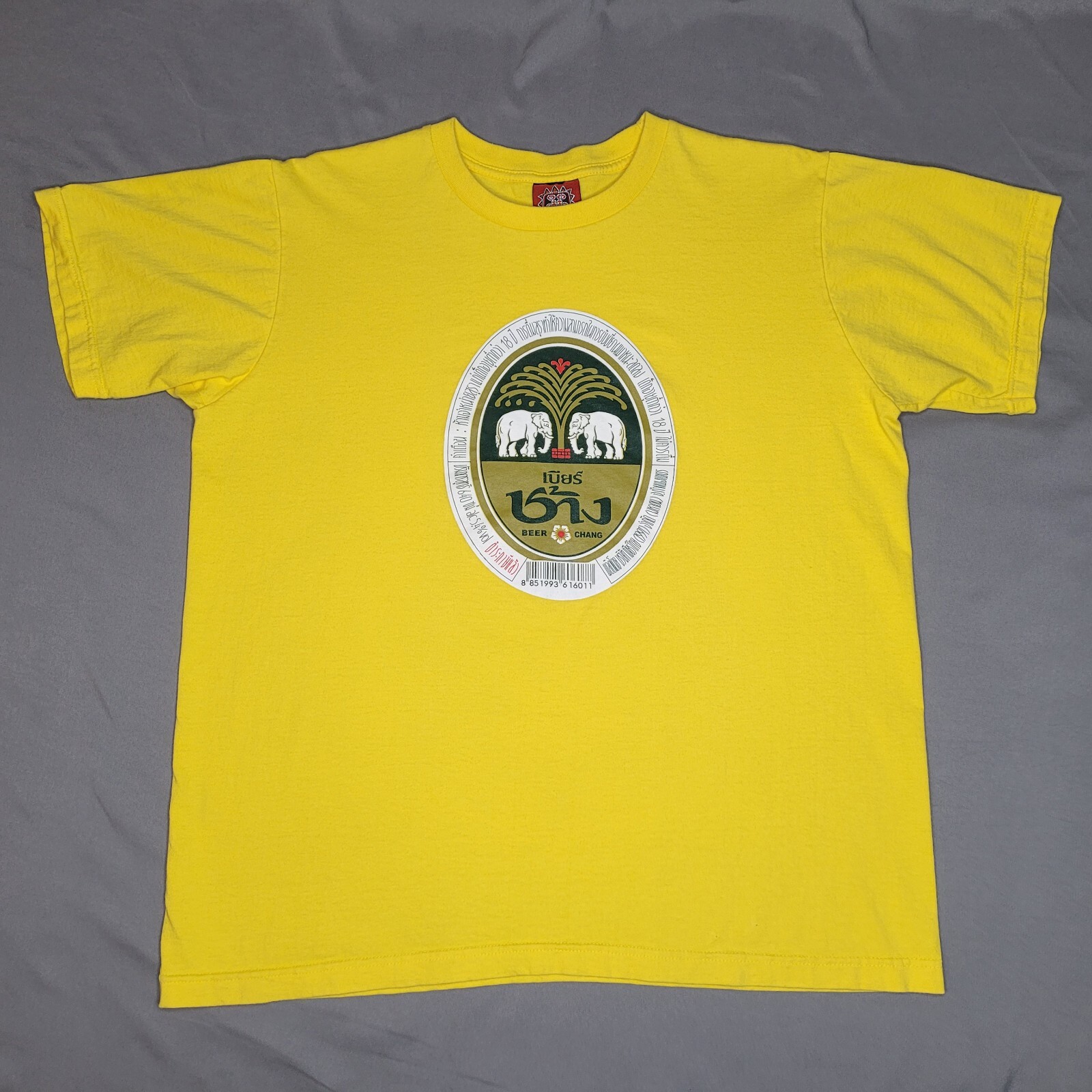 Camisa de Cerveza Chang Grande Para Hombre Amarillo Pálido Botella Lager Logo Elefante Árbol Tailandia