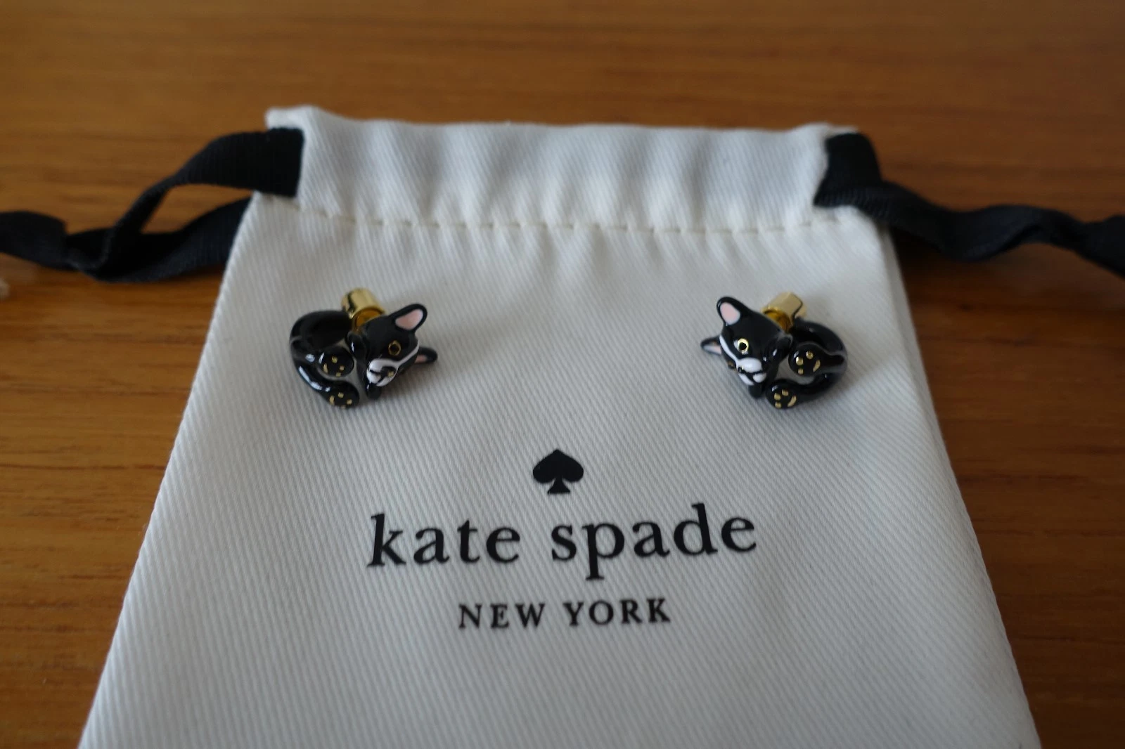 KATE SPADE MA CHERIE ANTOINE BULLDOG FRANCESE BRACCIALE E ORECCHINI APERTI CON CERNIERA