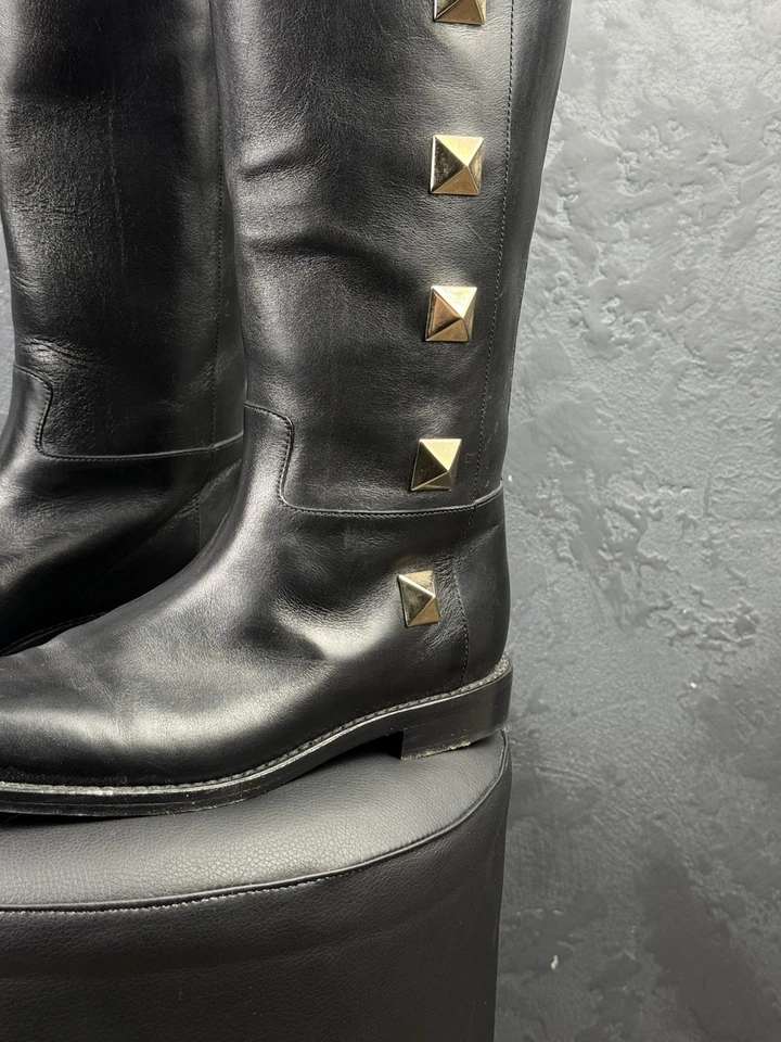 Botas hasta la rodilla Valentino Garavani Rockstud de cuero negro para mujer” Foto 3 de 4