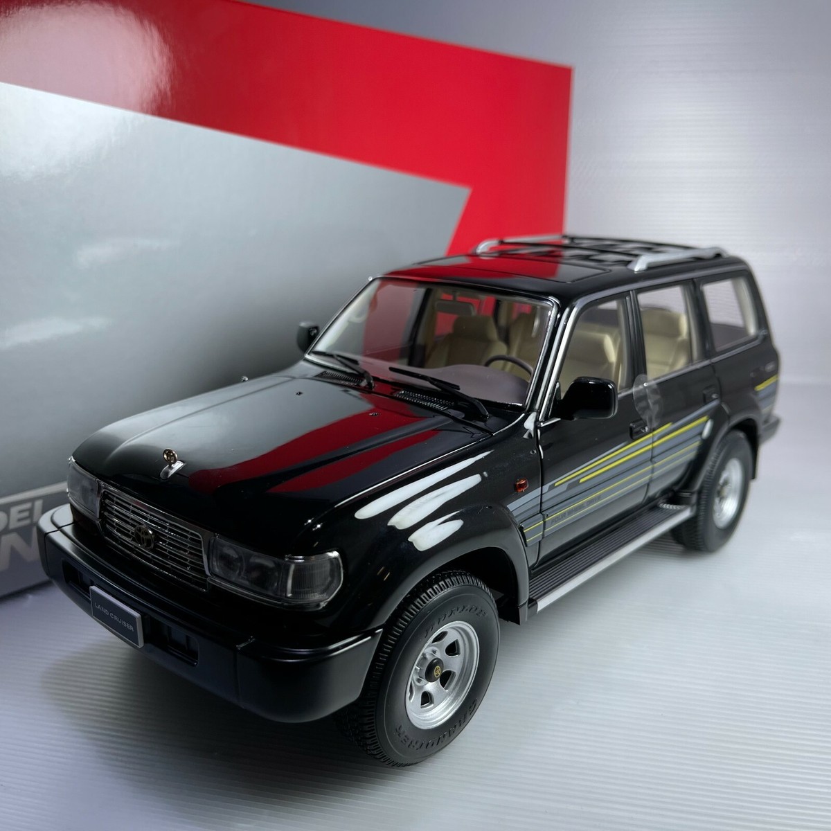 1/18 KENGFAI Toyota Land Cruiser 80 LC80 1989 Diecast Full 1/18 KENGFAI Toyota Land Cruiser 80 LC80 1989 Diecast Full