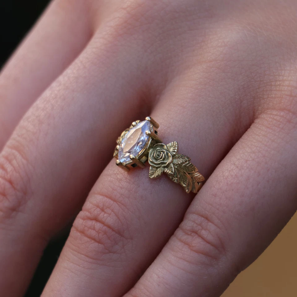 Красивое кольцо из листьев розы с искусственным зеленым изумрудом 2 карата покрытие желтым золотом 14 карат - Изображение 3 из 4