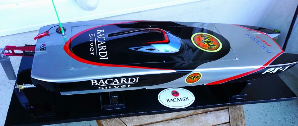 2-motoriger GFK Rennkatamaran "Wildthing" - komplett neu aufgebaut - RTR