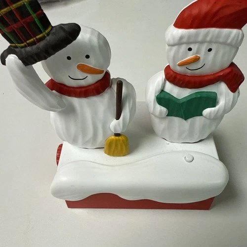 HALLMARK Keepsake 2018 SNOW MANY MEMORIES Caroling Snowmen Figurine MOTION MUSIC