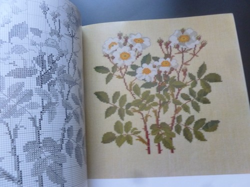 FLOWERS and BERRIES IN CROSS STITCH by GERDA BENGTSSON (1986) - Embroidery - Imagen 10 de 14