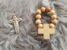 Kruzifix aus Holz mit Holzkugeln und Anhänger versilbert Kreuz