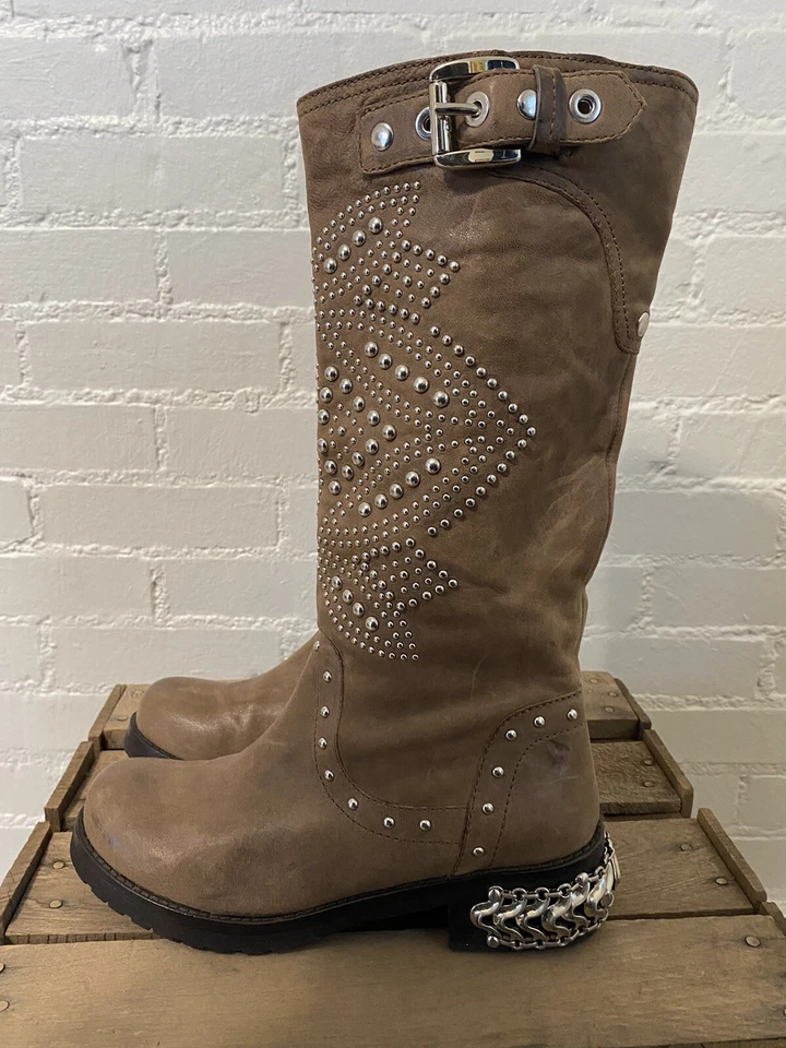 Botas hasta la rodilla Donald J Pliner con tachuelas - Firmadas  Foto 3 de 4