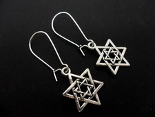 A PAIR OF STAR OF DAVID EARRINGS ON SILVER PLATED KIDNEY EAR WIRES. NEW.