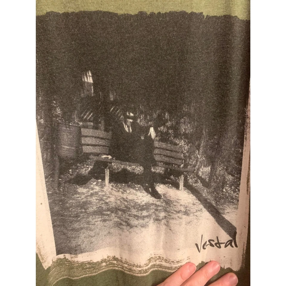 Banco Vestal Marca Hombre en el Parque Gráfico Usado en Excelente Condición Caqui Verde Para Hombres Talla X-Grande XL Foto 2 de 2