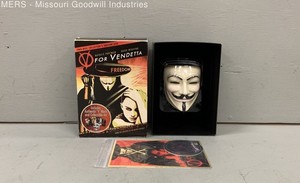 V for Vendetta DC Comics 2006 DVD Box Set Authentic Mask Collectible Art CIB