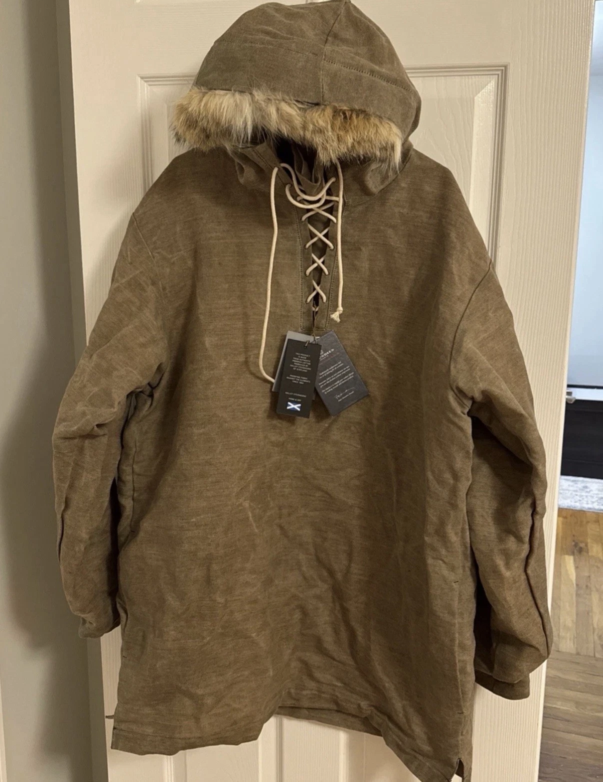 Amundsen Sports - Flagship Heroes Anorak - waxed canvas, coyote fur XL - new
Opens in a new window o