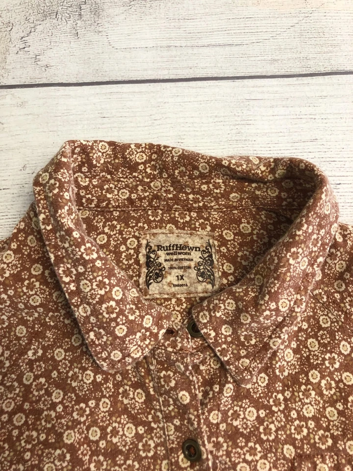 Camisa tallada con volantes para mujer 1X marrón floral con botones manga larga de algodón con cuello Foto 3 de 4