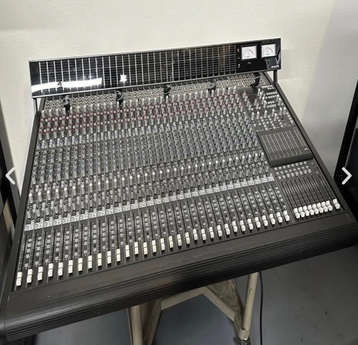 Mackie 32•8 8-Bus Analog Mixing Console with Meter Bridge - 32
