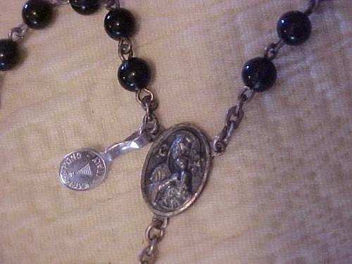 Rosario de colección con cuentas oscuras y elegante crucifijo 85493 - Imagen 4 de 4