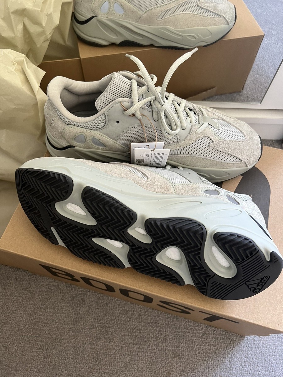 yeezy 700 size 10