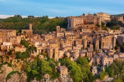 Wandbild: Sorano - Tuff City in der Toskana. Italien. Ansicht in der [...]