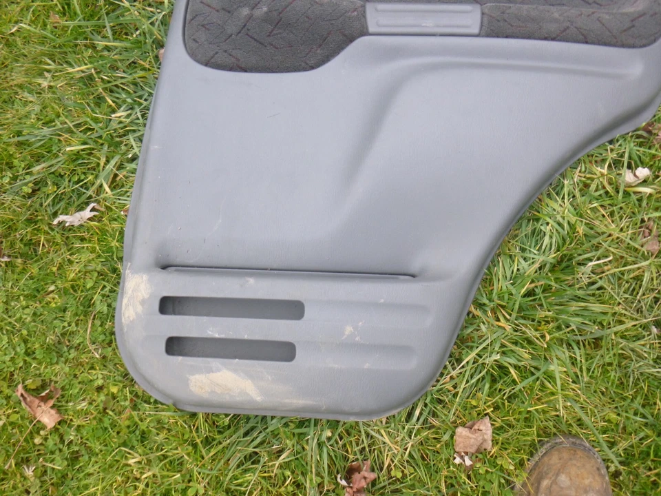 Chevrolet Tracker 2002 panel interior puerta moldura trasera derecha Foto 3 de 4