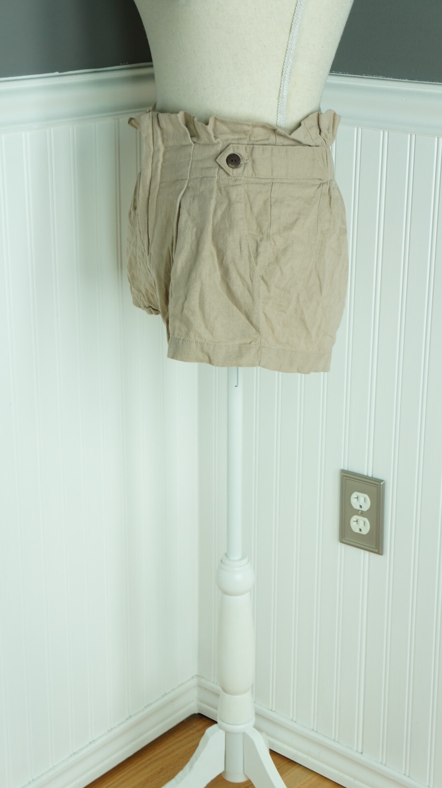 American Original Rewash Brand Women’s Shorts Beige 55% Linen 45% Rayon Size S