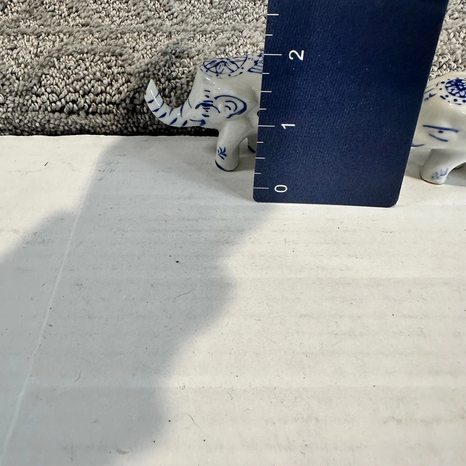 Juego de 3 estatuillas decorativas de elefantes de cerámica azul y blanco Foto 3 de 4
