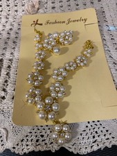 Magnifique collier  et ses boucles d 'oreilles assorties