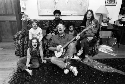 Folk singer environmental activist Pete Seeger with his banjo lead- Old Photo 2