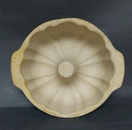 Pampered Chef Family Heritage Stoneware Fluted Bundt Cake Pan Stone Bakeware 10" - Picture 3 of 5