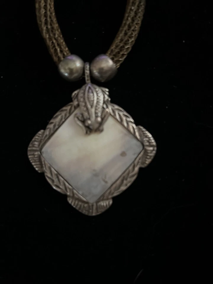 Chicos 串珠厚珠多色宝石金色青蛙奖章项链 — 第 3/4 张图片