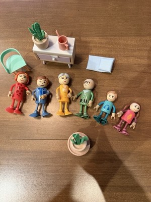 Playtive Junior Dolls House Bendable Wooden Face Posable Family (6)