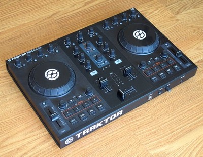 Native Instruments TRAKTOR KONTROL S2 DJ Controller Interface Bundle + USB Cable