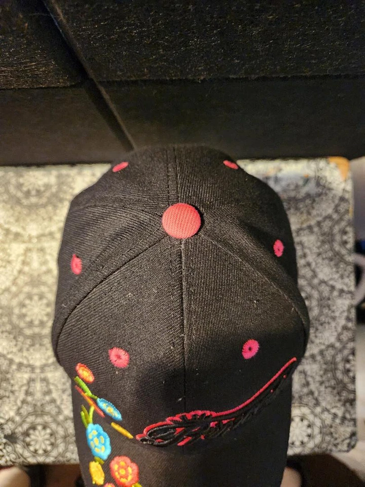 Gorra Princesa Negra y Rosa con Flores Bordadas Limpia Junior Correa Foto 4 de 4