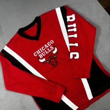VTG Chicago Bulls Shirt Mens Small Red Black Long Sleeve V Neck NBA Basketball