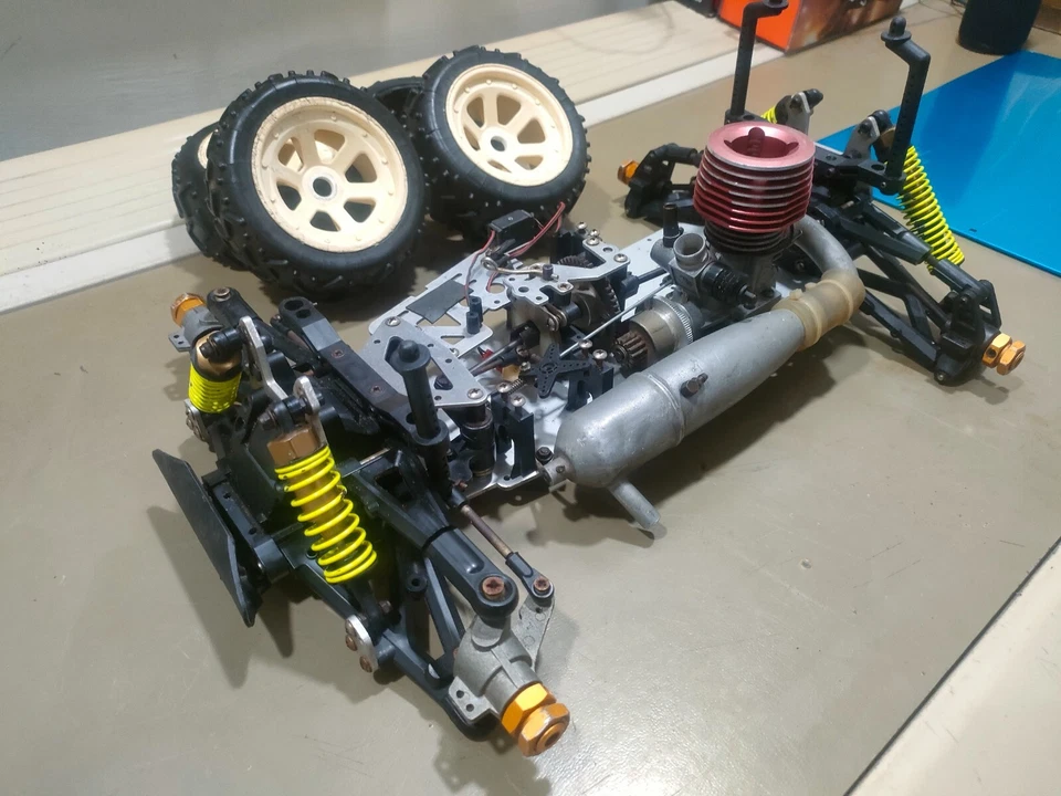 Vintage Hongnor 2103 Blazer SST  1/8 Nitro Monster Truck  - Image 3 of 4