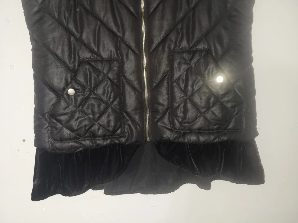 Chaleco acolchado Kensie con dobladillo con volantes para mujer talla grande Foto 2 de 4