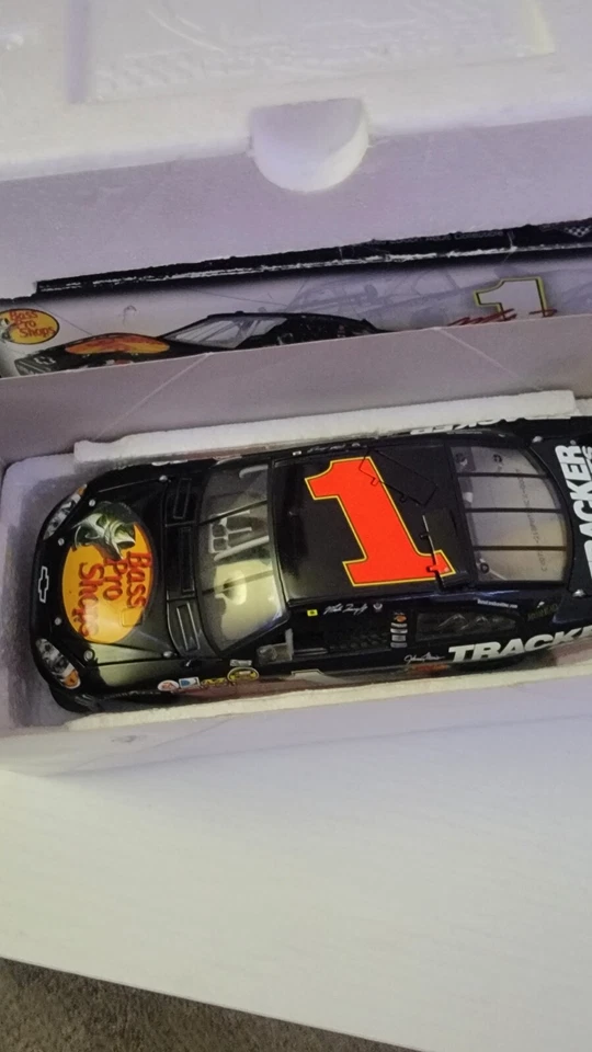 NASCAR Diecast Martin Truex Jr #1 Bass Pro Shop #3884 de edición limitada Foto 4 de 4