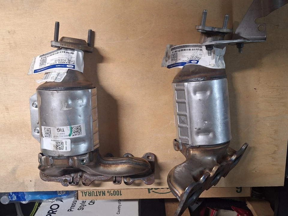 NUEVO CONJUNTO COLECTOR DE ESCAPE Y CATALIZADOR ORIGINAL FORD DA8Z-5G232-D, DA8Z-5G232-C Foto 2 de 4