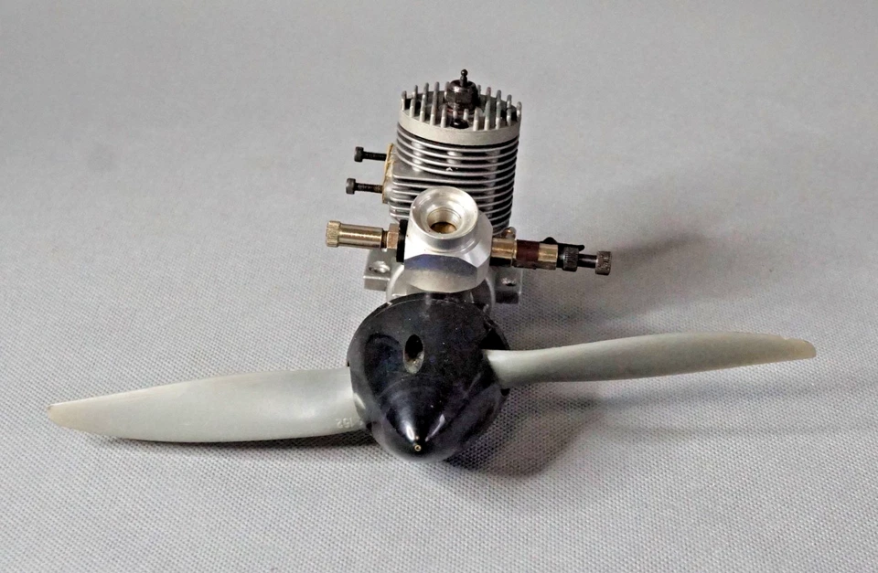 Vintage Czech MVVS 3,5 CC Motor Model Airplane Engine w/Propeller- Working - Image 2 of 4