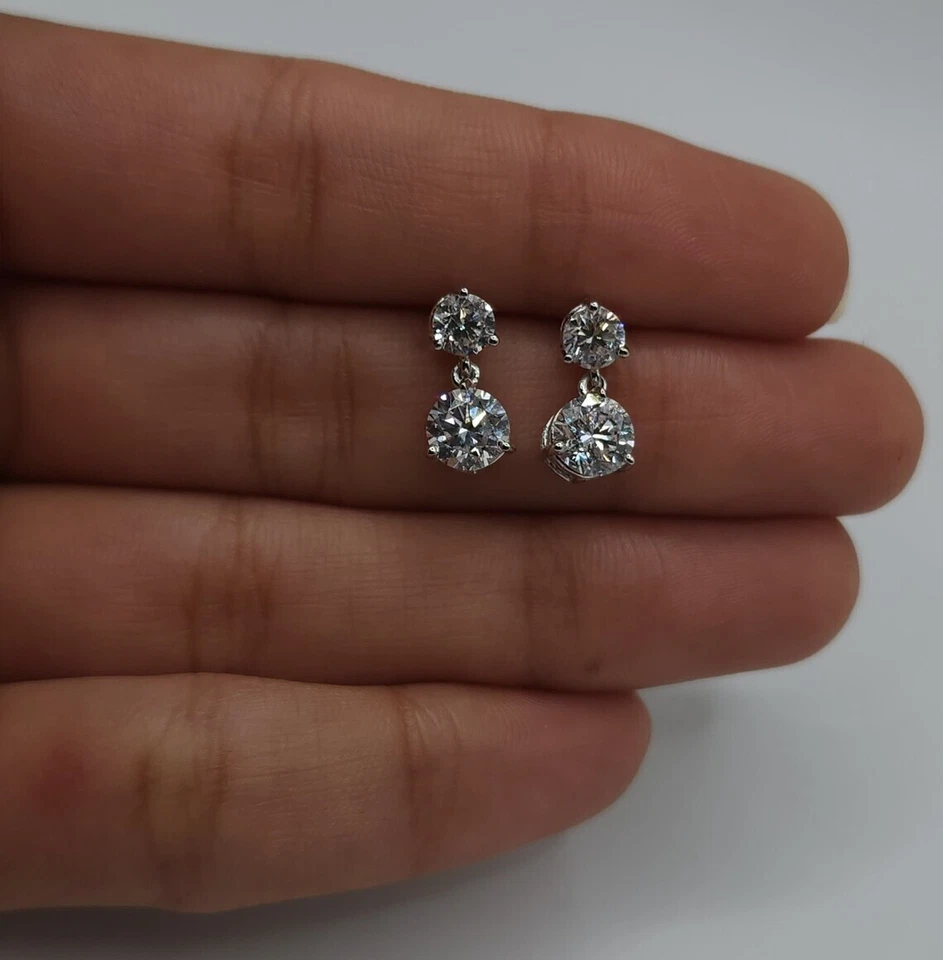 Aretes para mujer con pasador de diamantes de corte redondo de 2,00 quilates con acabado en oro blanco de 14 quilates Foto 3 de 4