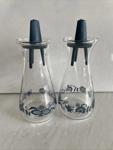 New ListingVINTAGE PYREX OLD TOWN BLUE SALT PEPPER SHAKERS Excellent Condition