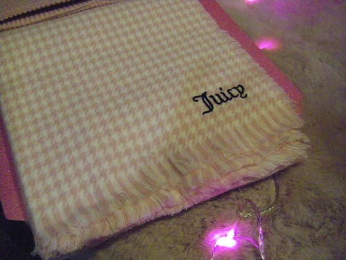 Juicy Couture Beanie & Scarf Baby Pink & Black 2 Piece Set Gift Box - Picture 9 of 10
