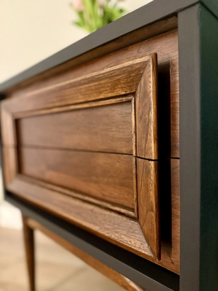 Mesa de noche moderna de mediados de siglo MCM vintage de nogal con 2 cajones Foto 4 de 4