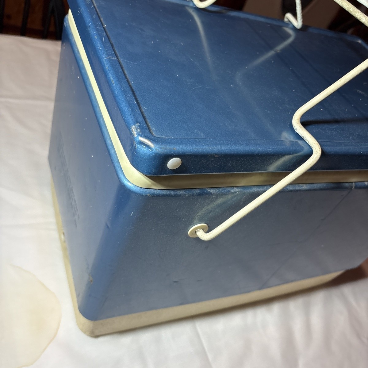 Vintage Blue 28 Quart Insulated Coleman 5253-700 Snow-Lite Metal